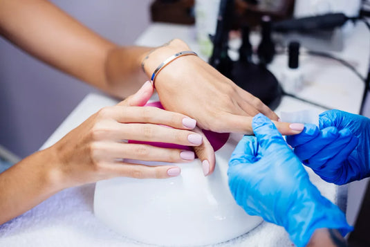 Cheques regalo para manicura y pedicura en Madrid: regala belleza y bienestar en 20+tres