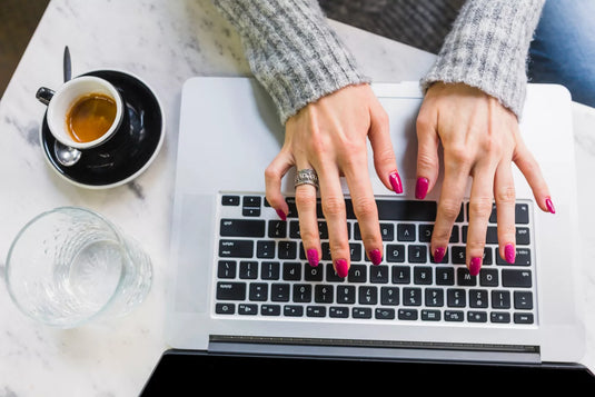 ¿Cómo mantener tus uñas perfectas si trabajas con ordenador todo el día?